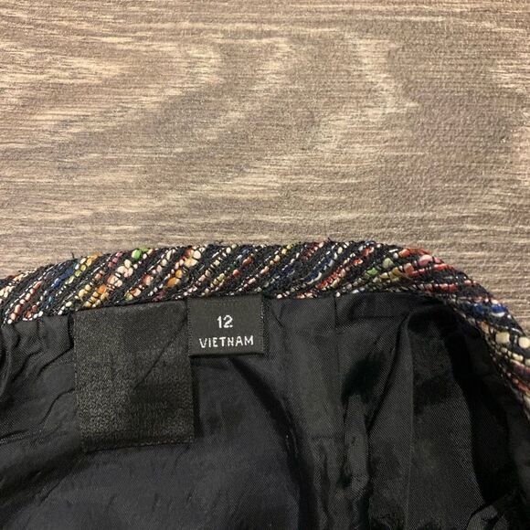 Tahari pencil skirt. Size: 12. Small slit on back. Metallic thread throughout. - Picture 6 of 8